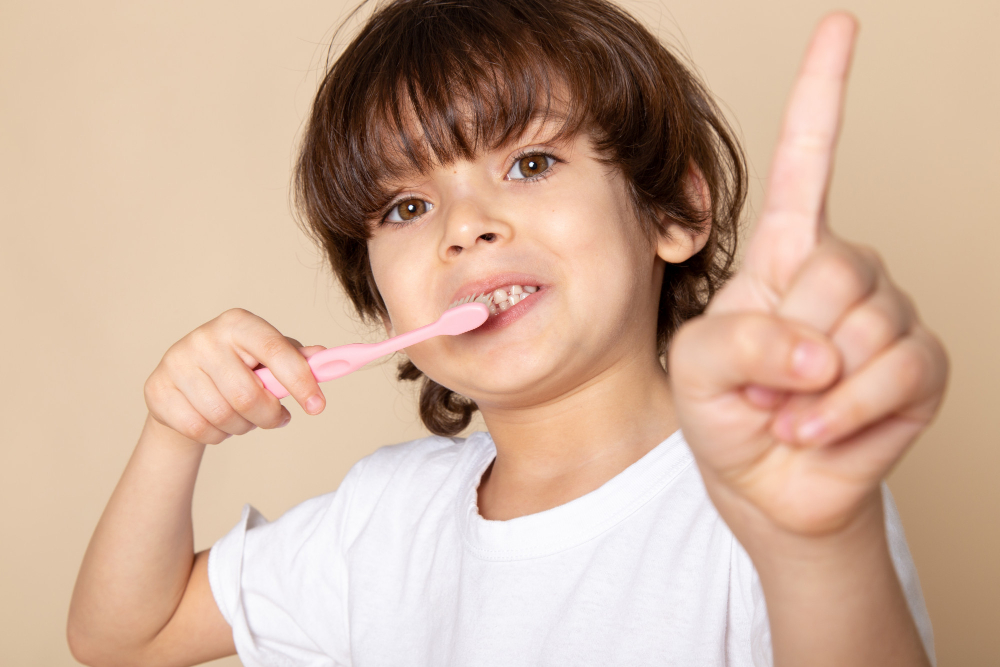 niño cepillándose los dientes